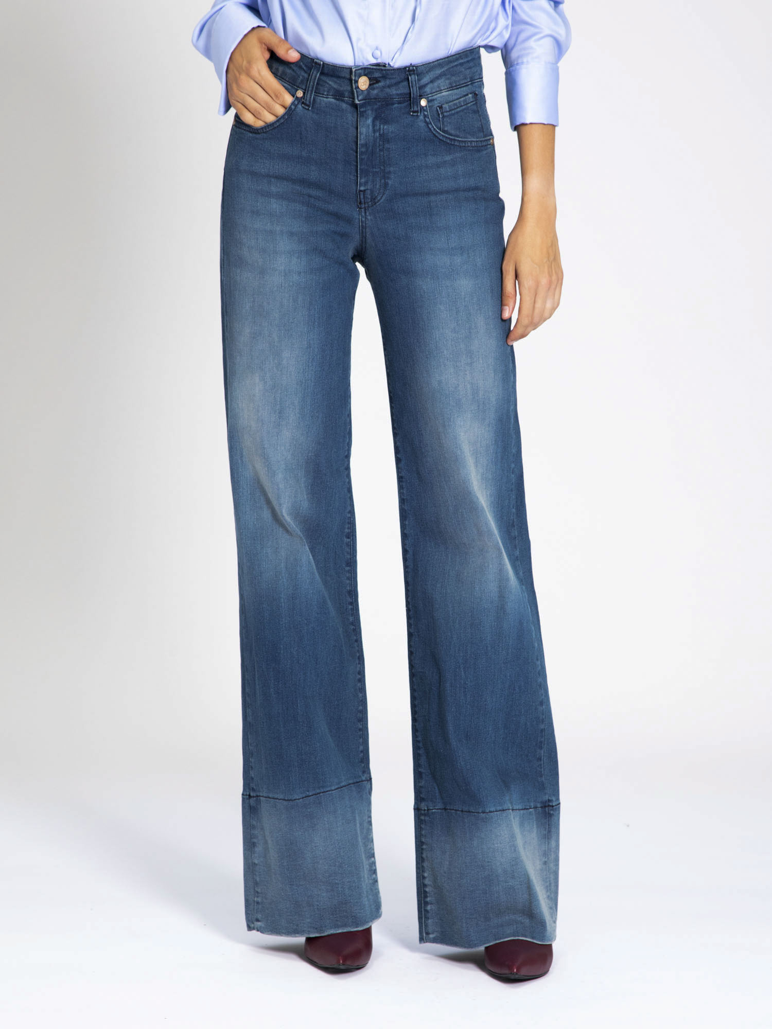 Wide leg jeans with high lapels