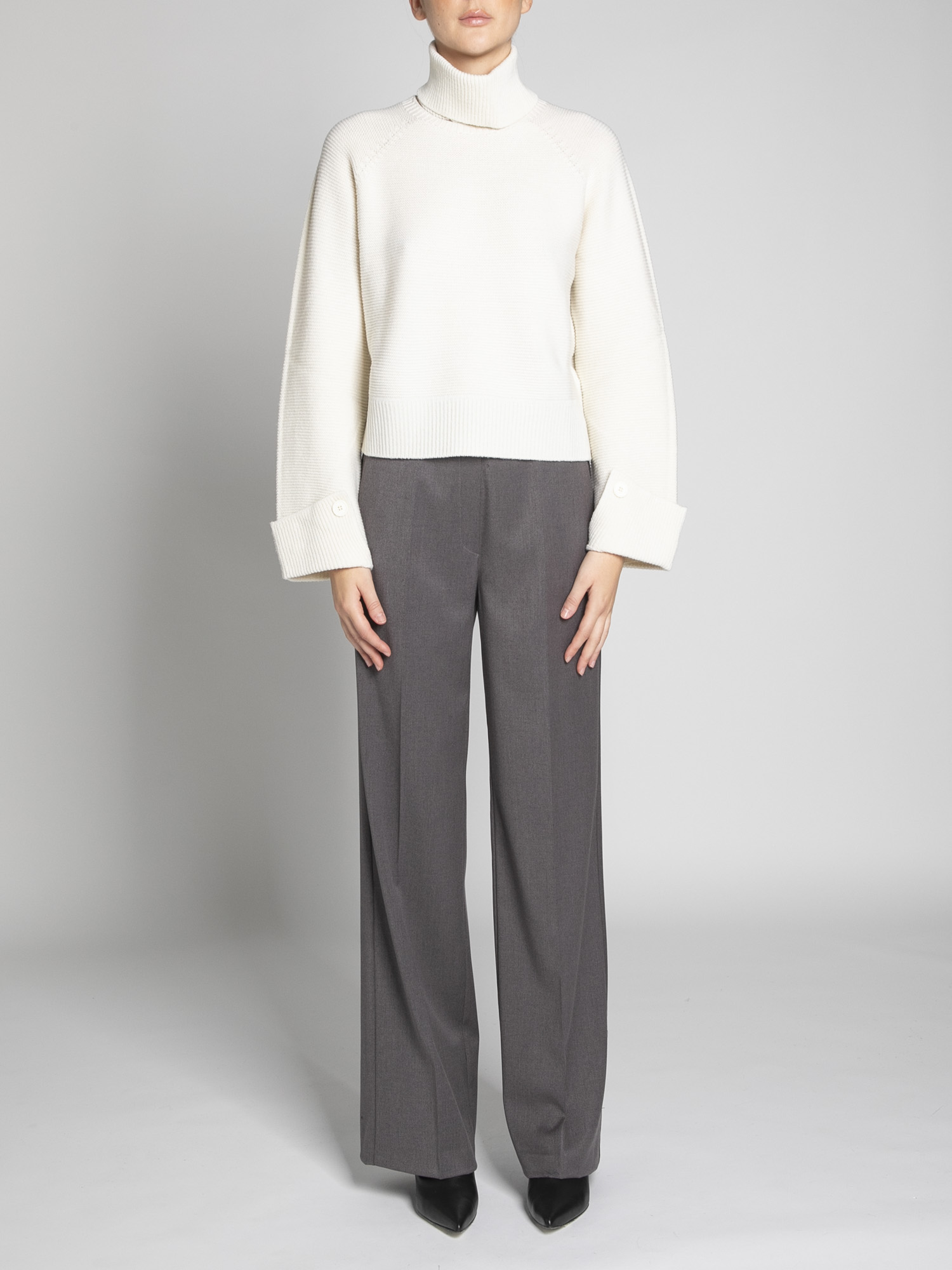 Detachable collar sweater with buttons on cuffs