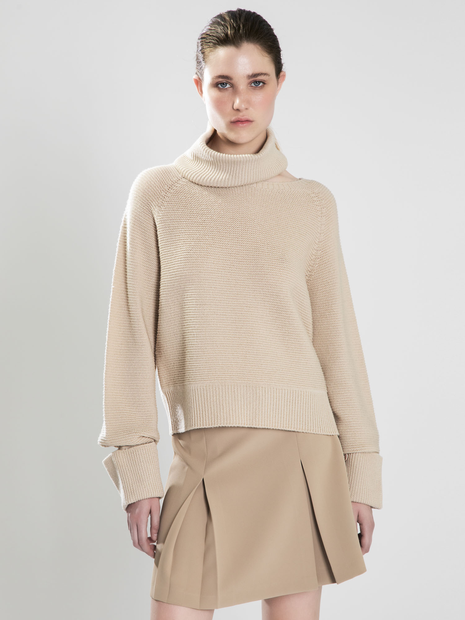Detachable collar sweater with buttons on cuffs