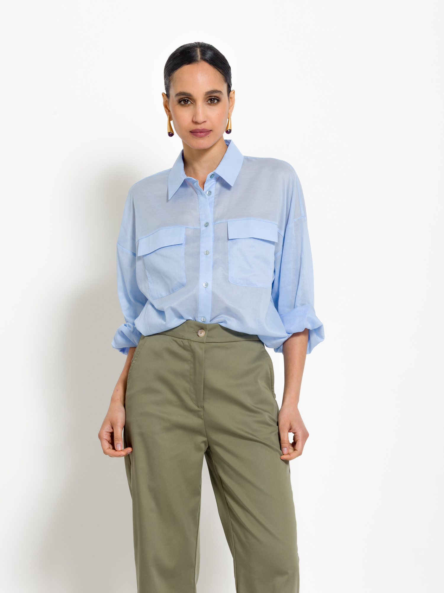 Camicia in mussola di cotone. con tasche
